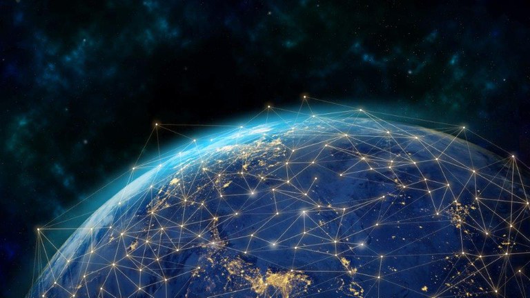 Weltkugel mit Datennetz umspannt