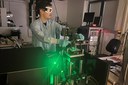Der Doktorand Lucas Tsunaki aus der QuISS Gruppe von PD Boris Naydenov, Abteilung ASPIN des HZB, richtet das externe Magnetfeld mit Hilfe eines konfokalen Mikroskops auf die Achse des NV-Zentrums aus.
