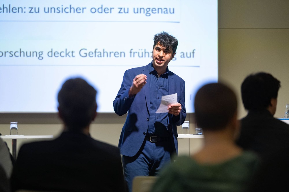 Prof. Dr. Esfandiar Mohammadi stellte auf der Konferenz das aus fünf Kompetenzclustern und 17 Forschungsprojekte bestehende Forschungsnetzwerk Anonymisierung vor. 
