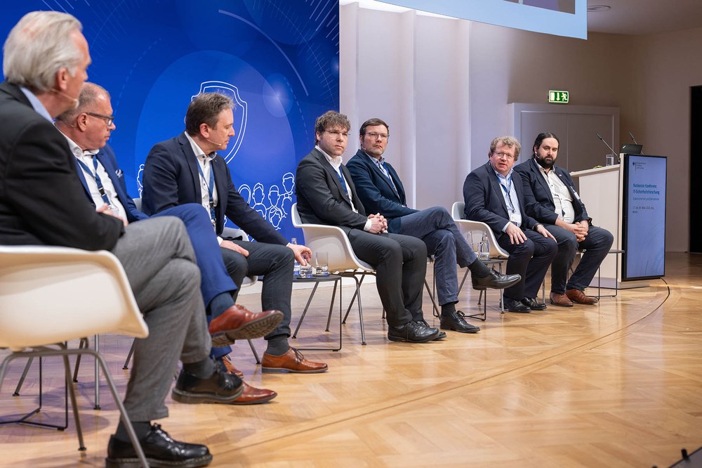 Die Teilnehmenden der Podiumsdiskussion loteten aus, wie sich exzellente Quantenkommunikationsforschung in industrielle Wertschöpfung überführen lässt. 