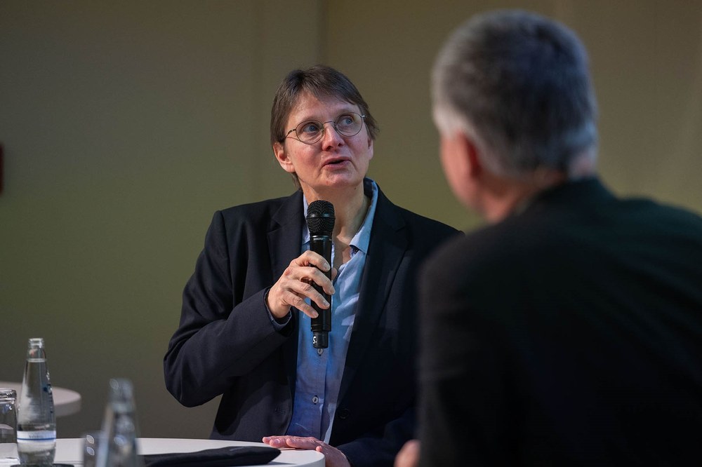 Prof. Dr. Petra Haferkorn betonte in der Diskussion die Notwendigkeit, IT-Sicherheit nicht ausschließlich technisch, sondern auch organisatorisch zu denken. 