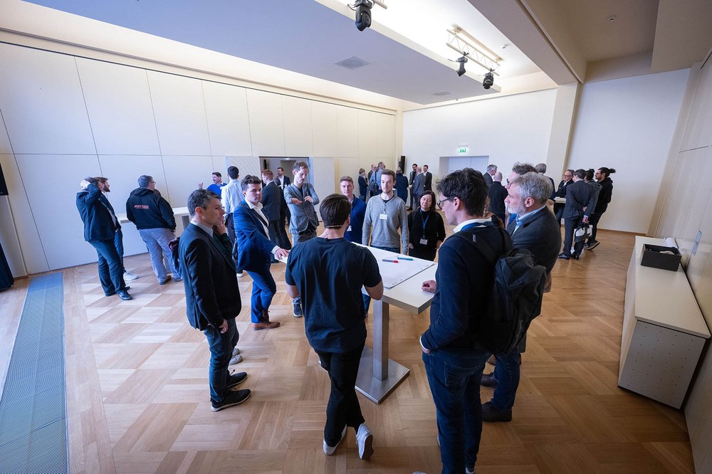 Eine Stunde, vier Tische, 60 Menschen – Austausch auf Augenhöhe zwischen den Vortragenden und Teilnehmenden zum Thema Gründungen und Start-ups. 