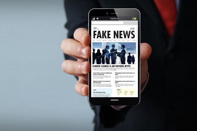 Mobiltelefon mit Fake News