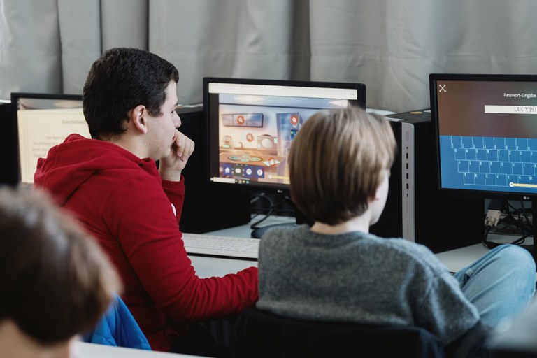 Schüler des Otto-Hahn-Gymnasiums beim Spielen des ersten Levels von „Tonis Escape“.