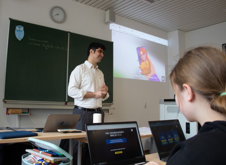 IT-Sicherheitsexperte Prof. Dr. Esfandiar Mohammadi steht vor der Klasse.