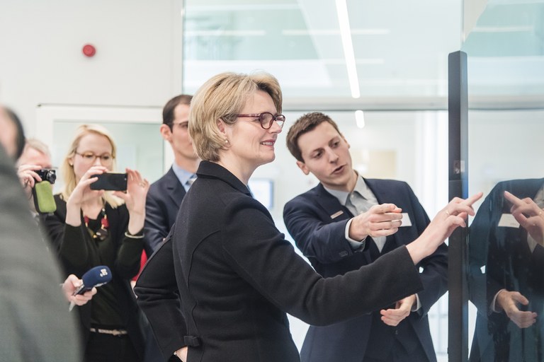 Bundesforschungsministerin Anja Karliczek testet das am CISPA entwickelte Frühwarnsystem für Cyberangriffe auf kritische Infrastrukturen.