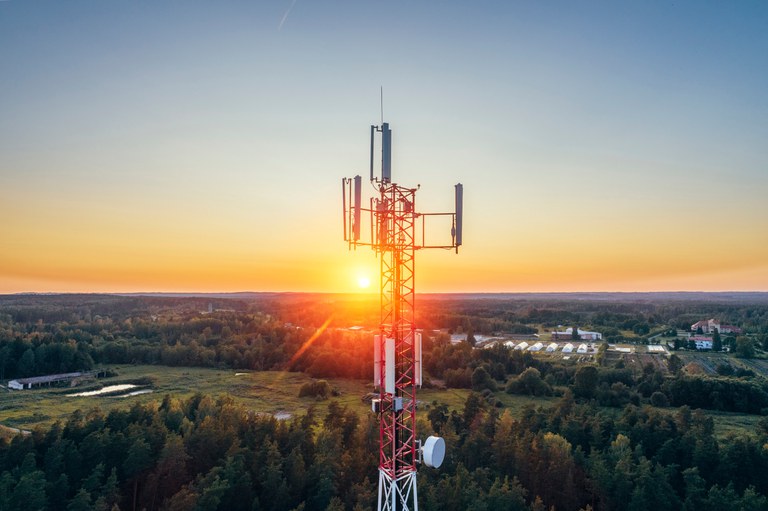 Mobilfunkturm bei Sonnenuntergang