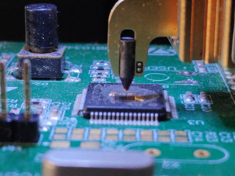 	 
Aufbau zur Fehlerinjektionsanalyse eines geöffneten IoT-Chips mittels elektromagnetischem Puls.


