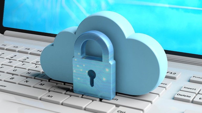 Illustration von Cloud Computing und Cybersicherheit durch die 3D-Darstellung einer blauem Wolke und Vorhängeschloss auf der Tastatur eines Computers  
