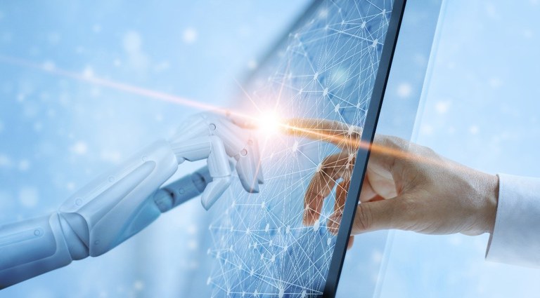 Roboterhand und menschliche Hand berühren sich auf einer visualisierten Schnittstelle der zukünftigen  globalen virtuellen Netzwerkverbindung.