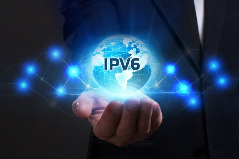 Junger Geschäftsmann, der an einem virtuellen Bildschirm der Zukunft arbeitet und die Aufschrift sieht: IPv6