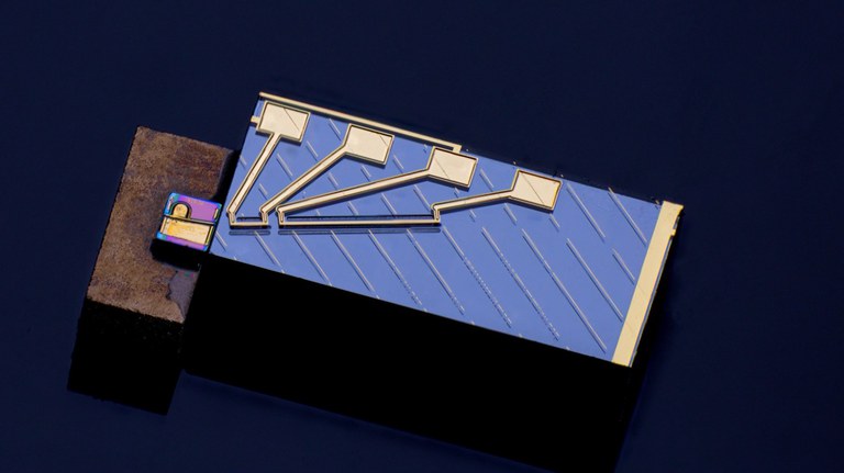 Hybrid-integrierter Laserchip für die Quantenkommunikation
