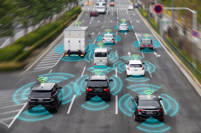 Darstellung von teilautonomen und autonomen Fahrzeugen auf der Straße.