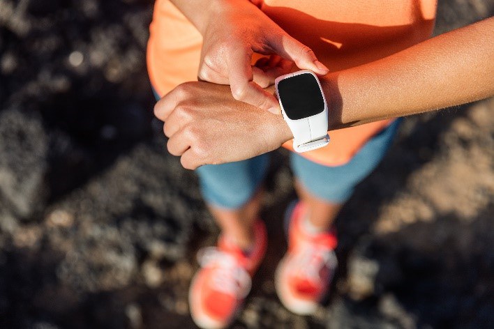 Läufer schaut auf Smartwatch