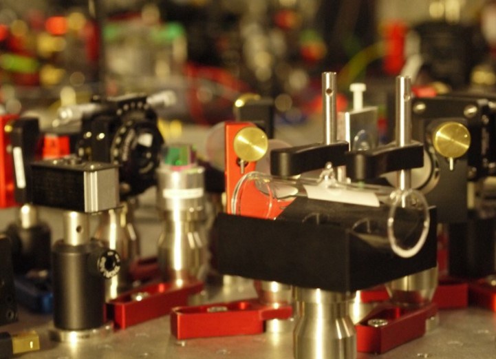 Laboraufbau zur Erforschung von optischen Quantenspeichern bei Raumtemperatur. (Quelle: DLR)