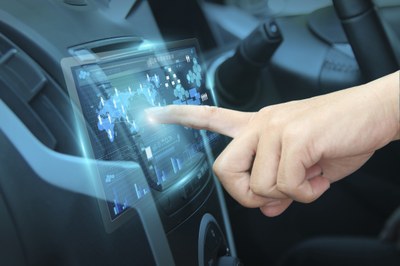 Finger auf Navigationsgerät im Auto