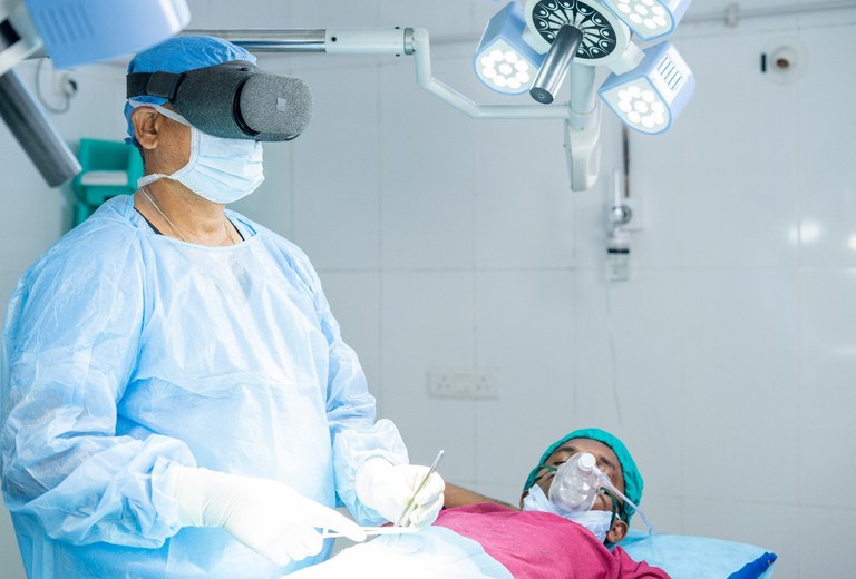 Chirurg operiert mit VR-Brille im Operationssaal eines Krankenhauses.